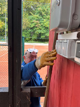André stellt das Wasser ab